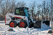 Bobcat S550 - уборка снега