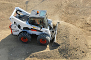 Bobcat S850 - уборка песка